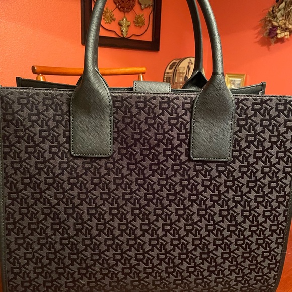 DKNY - Carlitos LG BookTote - Nice big bag for lwork or a weekend getaway bag - Picture 2 of 3